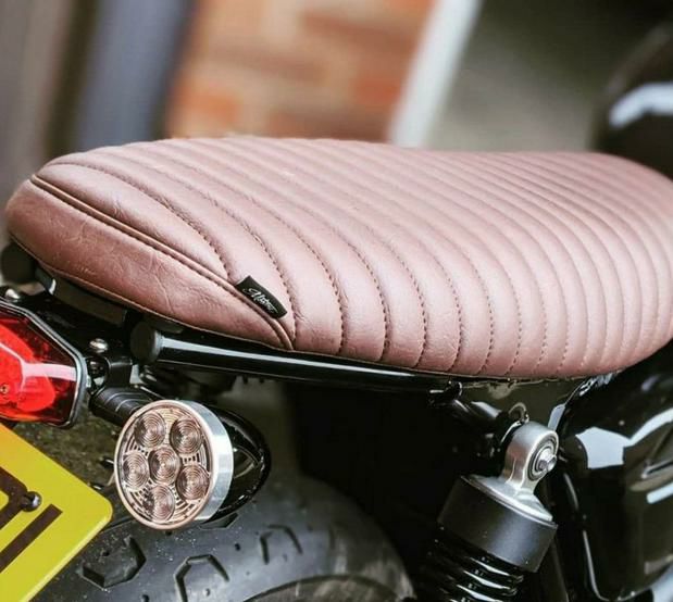 トライアンフシート　ボンネビルT100　T120ローダウン Z1R シート クラシック タックロール ブラウン トライアンフ T100