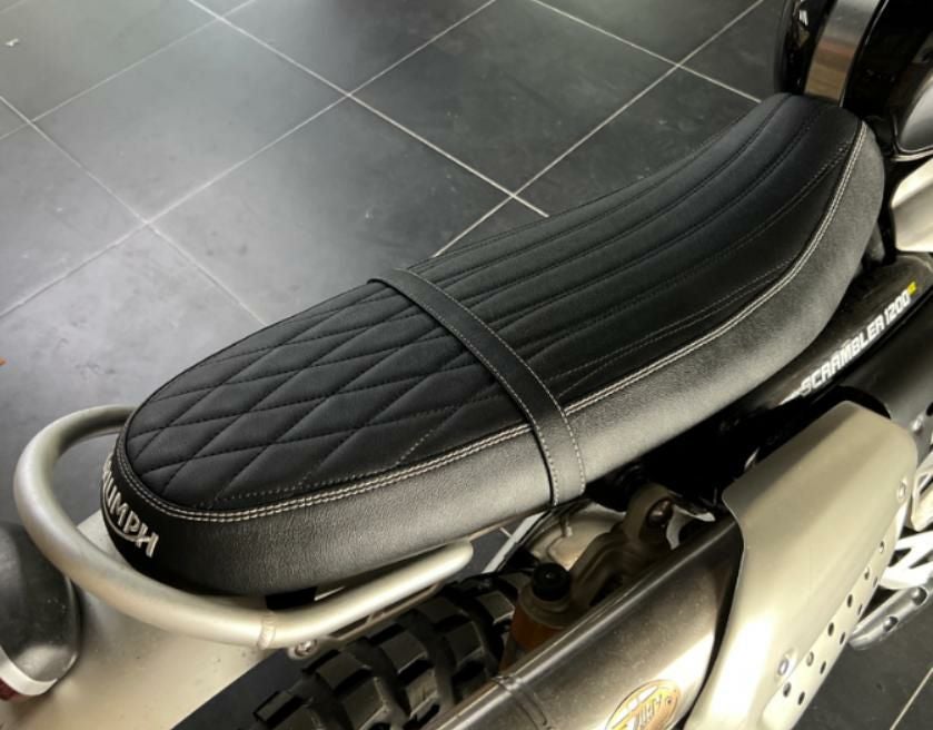 TRIUMPH スクランブラー1200XE 純正シートローシート加工品 トライアンフ スクランブラー1200|シート|モトパーツ(MOTO PARTS)