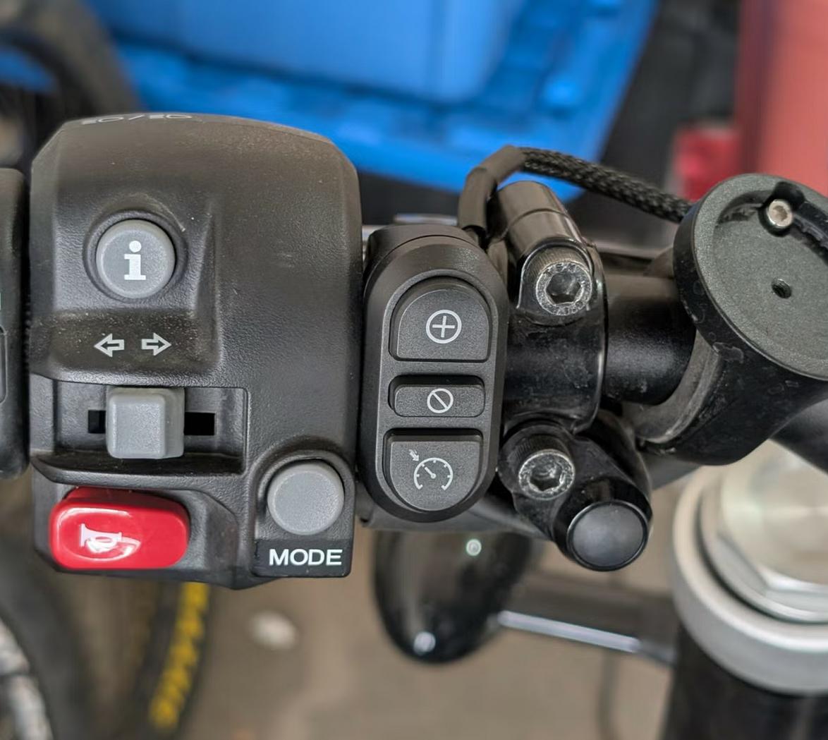 トライアンフ Thruxton(スラクストン)／R |電装・灯火類・メーター