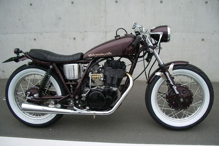 ウッチー様の物！sr400 goods キングシート 合成皮革　タックロール グッズ(GOODS) キングシート ブラック/ブラック SR400/500 | バイク