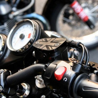 空冷/水冷T100 T120 ボバースラクストン1200 ブレーキ マスターシリンダー タンクキャップ ブラック "ユニオンジャック柄" Motone_1