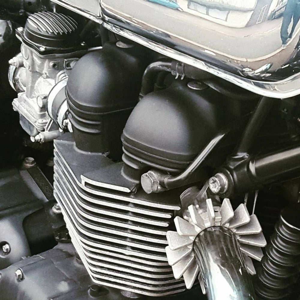 Motone ビッグフィンヘッダーエキゾーストクランプ トライアンフ EFI