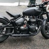 トライアンフ ボンネビル ボバー マフラー ターンアウト ブラック ブリティッシュ カスタム-01