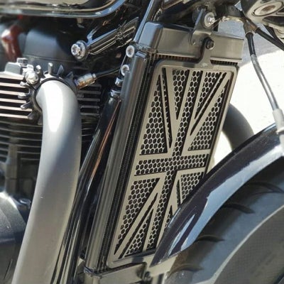 Motone ビレットラジエターガード ユニオンジャック ワイド幅 ブラック トライアンフBobber用_1