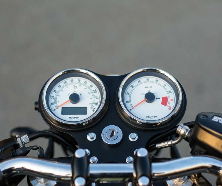 MOTODEMIC フラット メーター ステー ブラケット キー穴あり Triumph