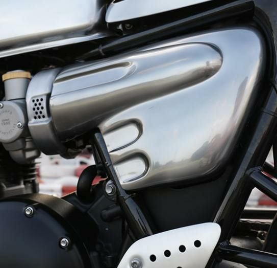 トライアンフ スラクストン1200 R/RS ダコタ サイドカバー 左右セット