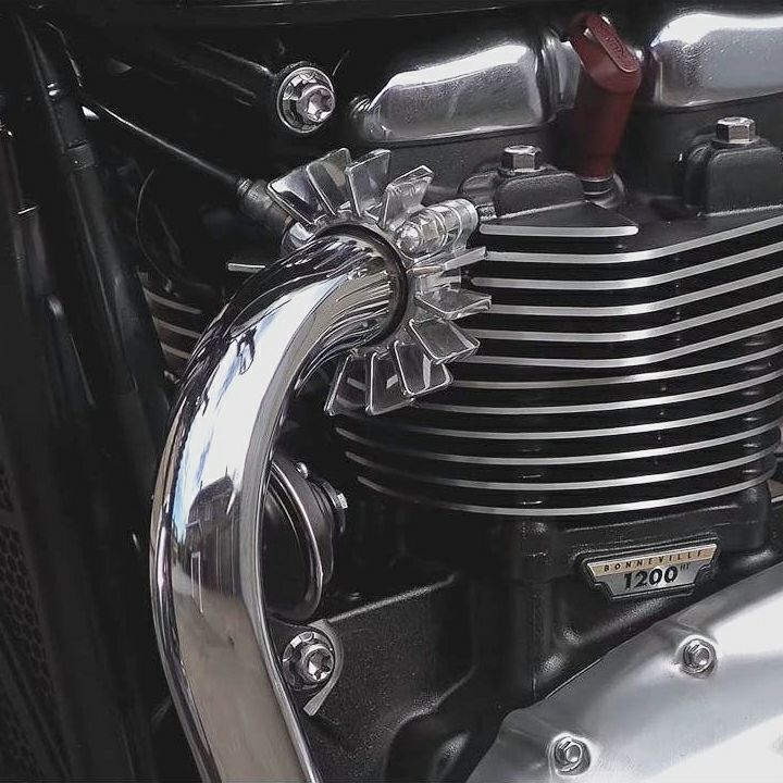 Motone ビッグフィン・エキゾーストクランプ トライアンフ ポリッシュ 水冷ツイン用-02