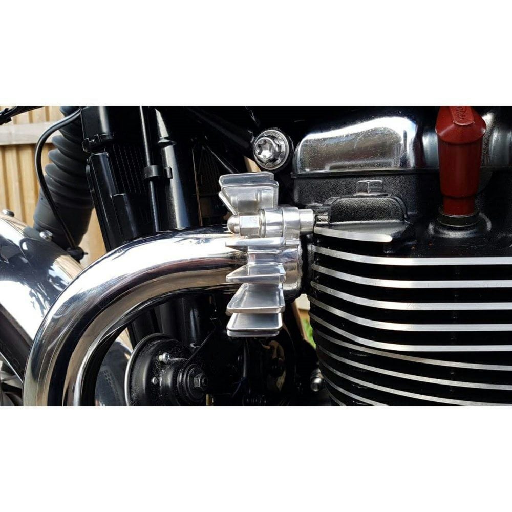 Motone ビッグフィン・エキゾーストクランプ トライアンフ ポリッシュ 水冷ツイン用-03