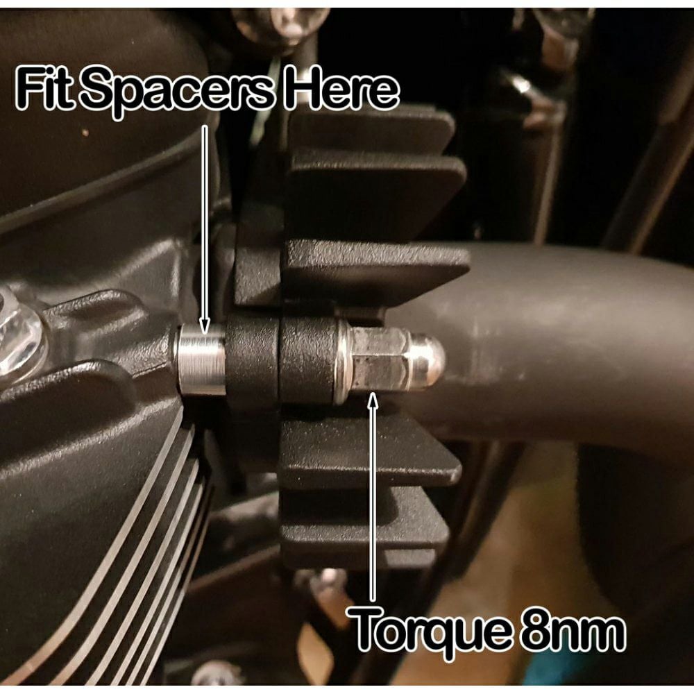 Motone ビッグフィン・エキゾーストクランプ ブラック トライアンフ 水冷ツイン用-08