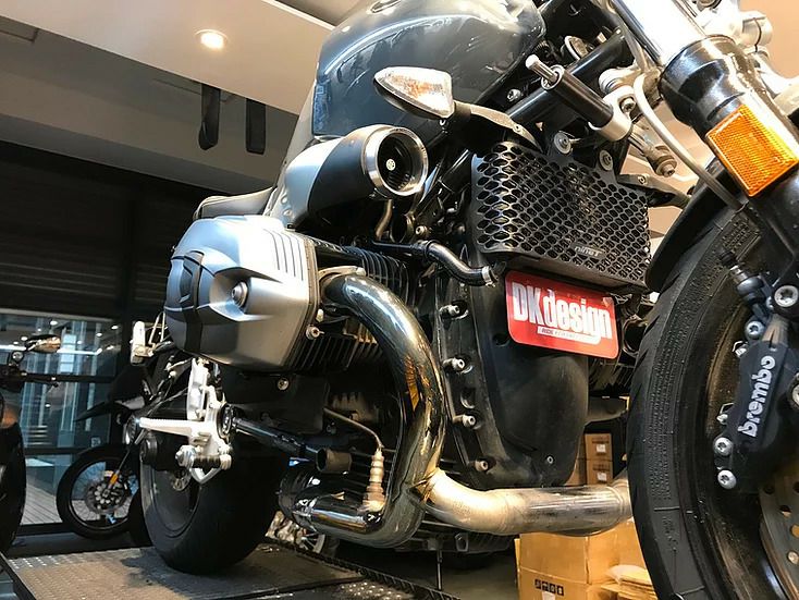 ドイツの道路を安全安心に仕上げる BMW RnineT オイルクーラー 電動
