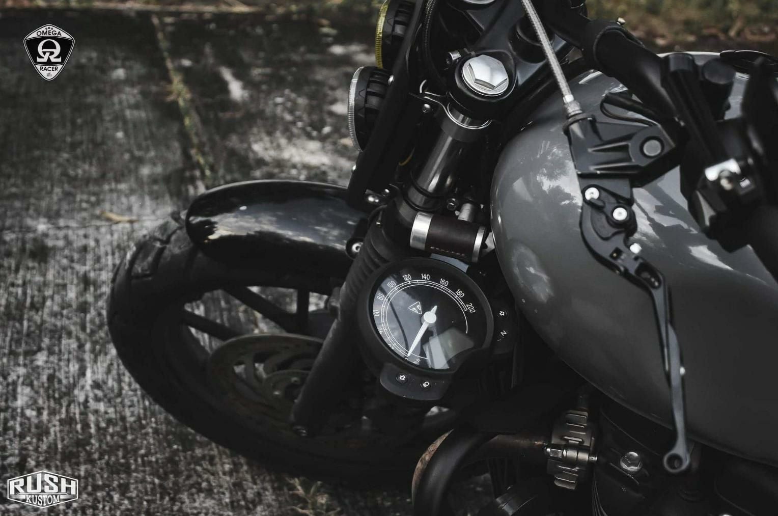 トライアンフのデジタルメーター ジャンク品 ラッシュカスタム（Rush Kustom）トライアンフ 水冷 16- スピード