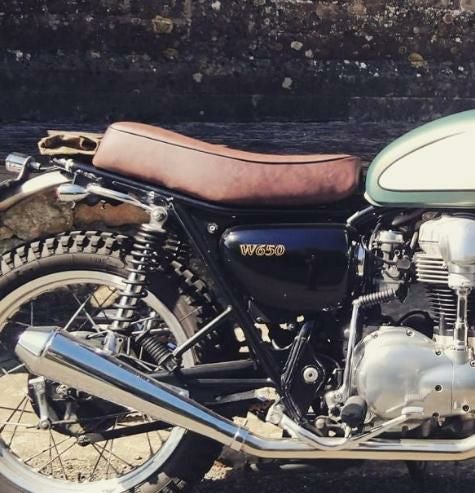 W400、W650、W800 ビンテージ スクランブラーシート 茶パイピング
