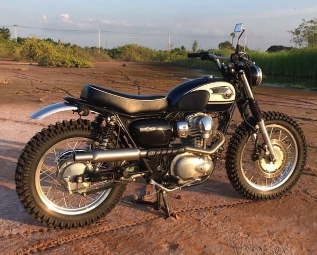 W400、W650、W800 ビンテージ スクランブラーシート 白パイピング