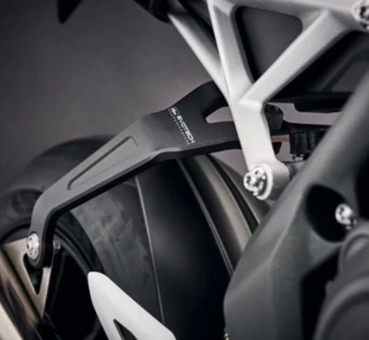 トライアンフ スピードトリプル 1200RS 21- エキゾーストマフラーブラケット ブラック  エヴォテックパフォーマンス_1