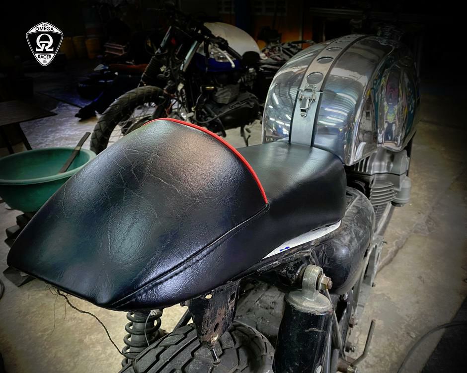 W400, W650, W800 カフェ シート オメガレーサー | バイクカスタム