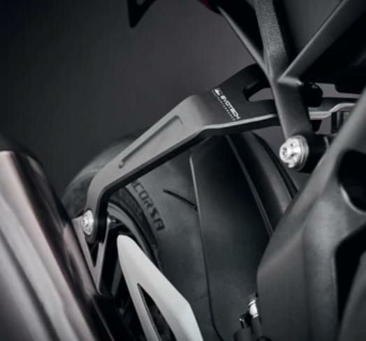 トライアンフ スピードトリプル 1200RR 22- エキゾーストマフラーブラケット ブラック エヴォテックパフォーマンス_1