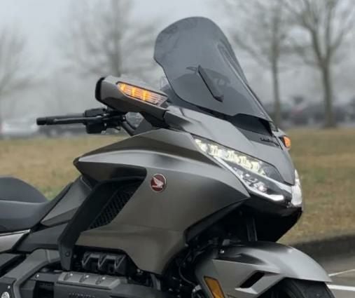 [希少]ホンダゴールドウイングGL1500ロングスクリーン(美品) Taka Recurve Windshield for Honda Goldwing GL1500 Riders Elite
