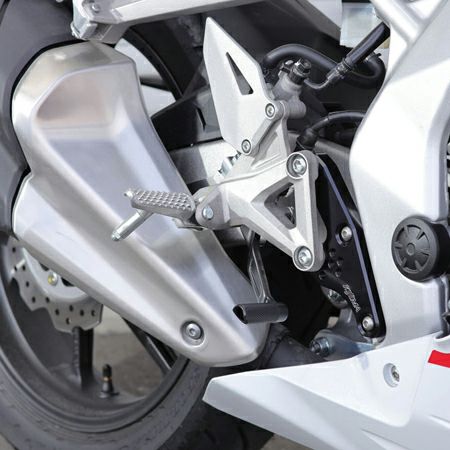 Akrapovic (アクラポヴィッチ) スリップオンマフラー・カーボン