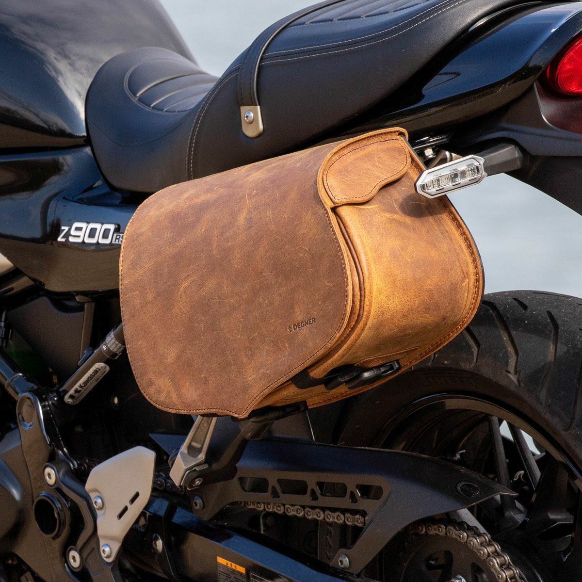 カワサキ Z900RS/CAFE レザーサドルバッグ 9L ブラウン DEGNER