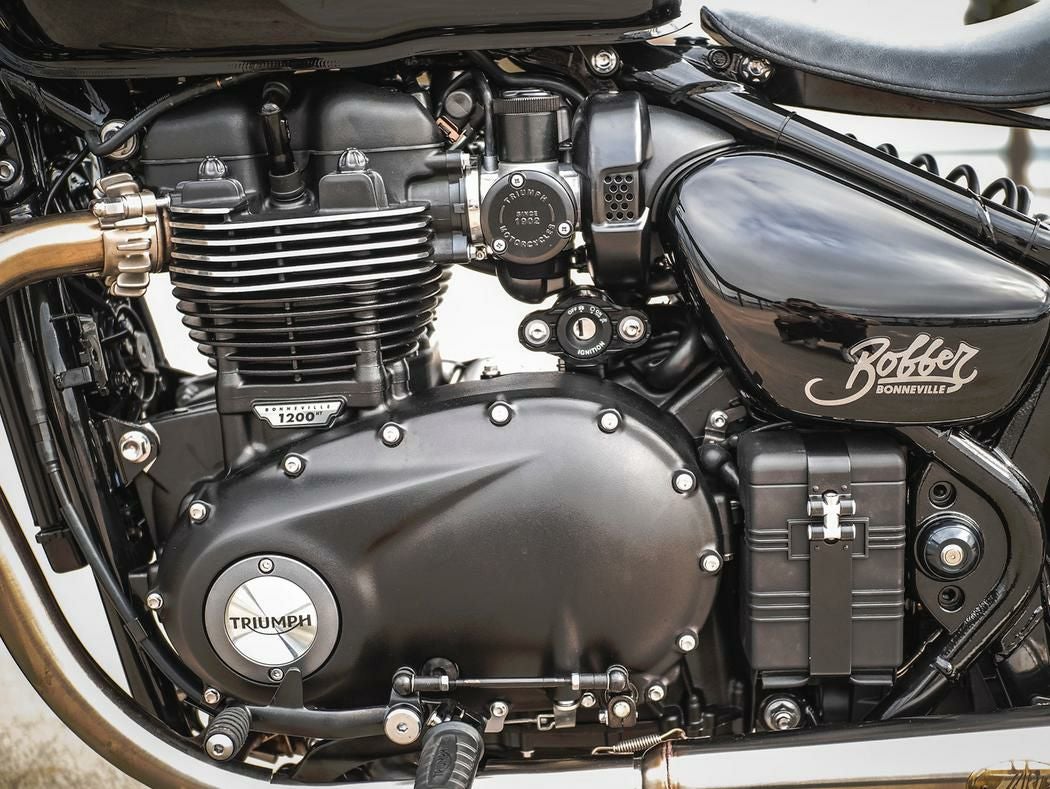 トライアンフ スパークプラグカバー ブラック NGK | バイクカスタム