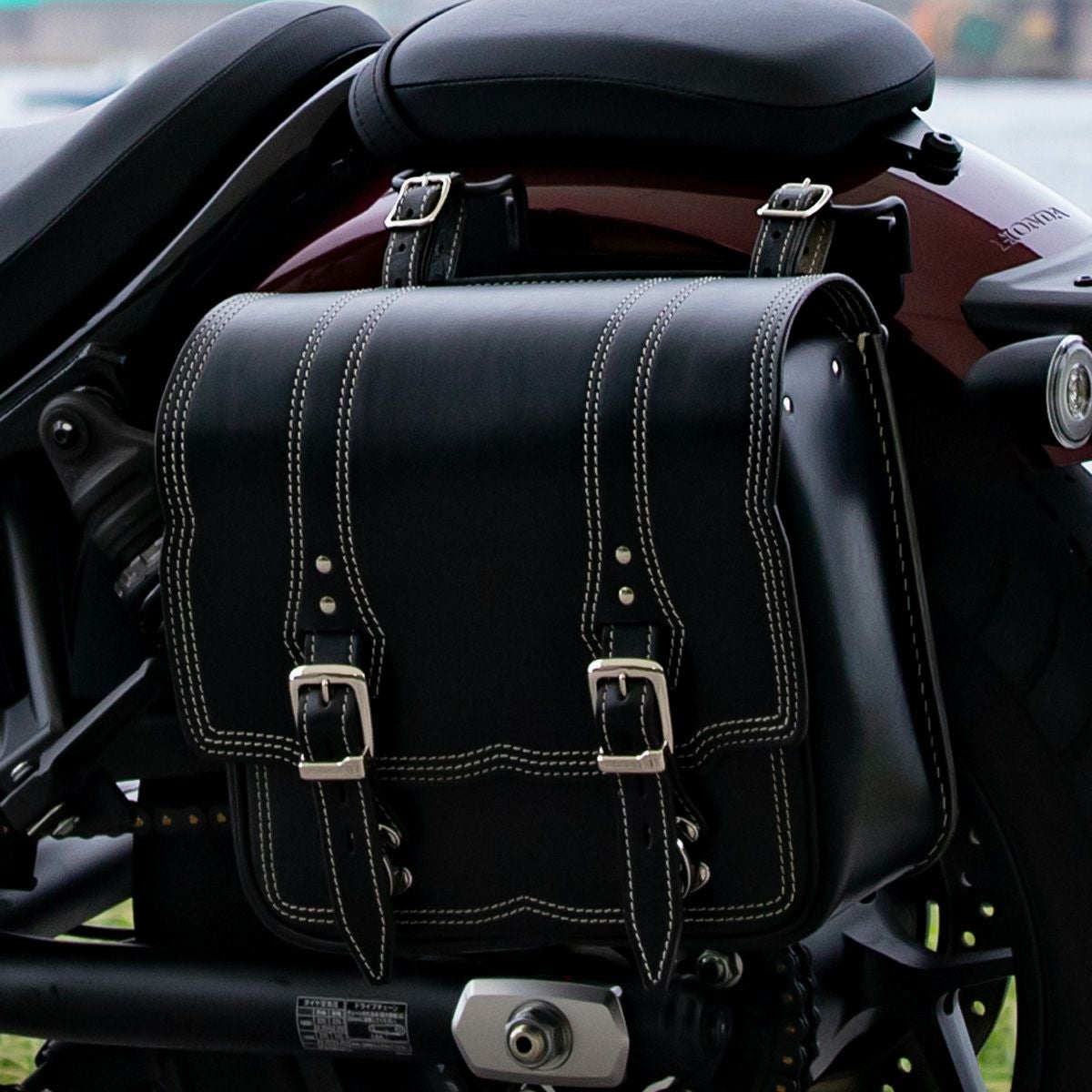 DEGNER ステッチデザイン レザーサドルバッグ 10L(ブラック/ホワイト DEGNER ステッチデザイン レザーサドルバッグ 10L(ブラック/ホワイト