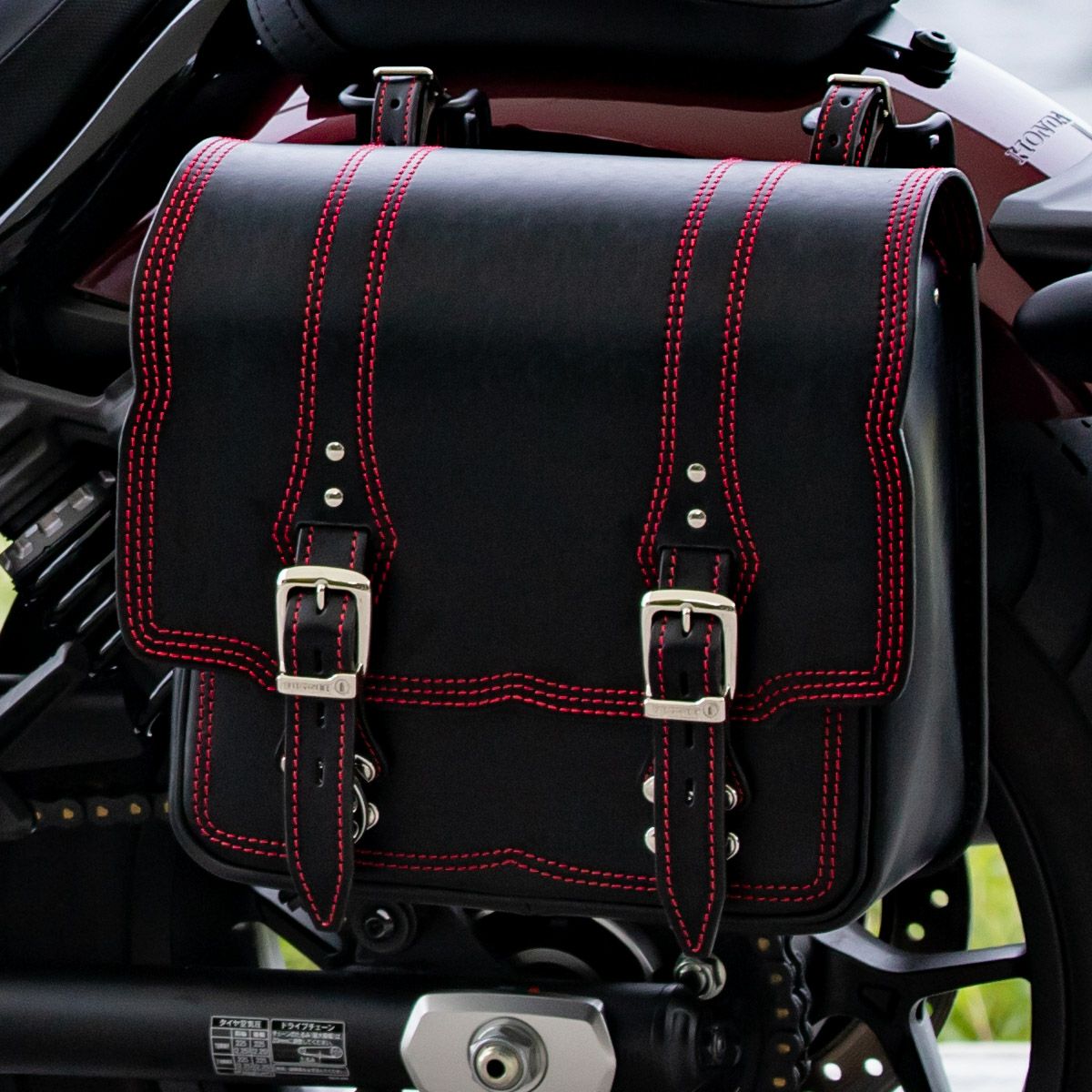 DEGNER ステッチデザイン レザーサドルバッグ 10L(ブラック/レッド