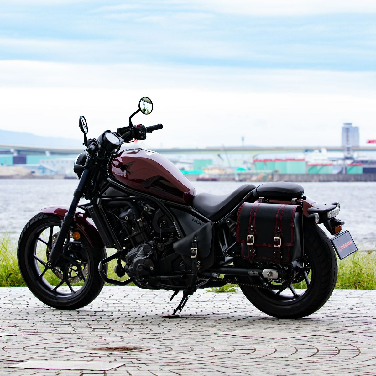 DEGNER ステッチデザイン レザーサドルバッグ 10L(ブラック/レッド