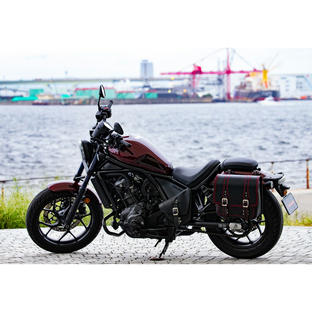 DEGNER ステッチデザイン レザーサドルバッグ 10L(ブラック/レッド