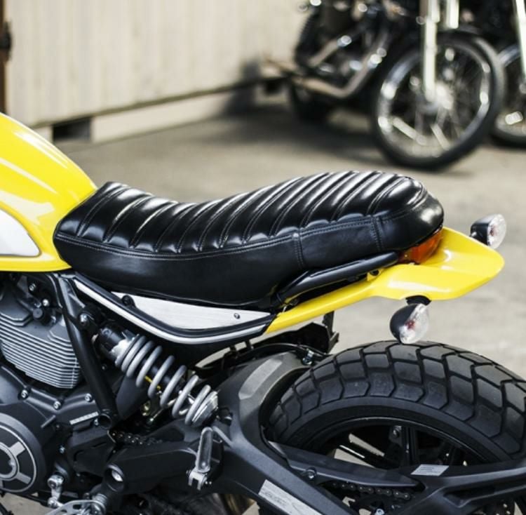 ドゥカティー　スクランブラー 800 サージェント製 タックロールシート 黒皮 DUCATI Scrambler / スクランブラー サージェントシート - P&A