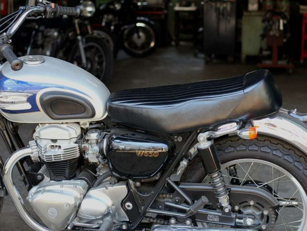 モーターロック　カワサキ W650 薄型ベーツタイプ TTシート 中古 カワサキ W650/400/800 薄型ベーツタイプ TTシート ブラウン×ブラック