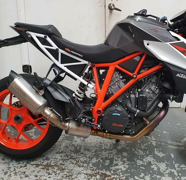 Akrapovic (アクラポヴィッチ) スリップオンマフラー・EC規格