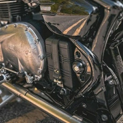 トライアンフ ボバー スピードマスター バッテリー 固定バンド ストラップ  ブラックレザー＆ブラス Motone_1