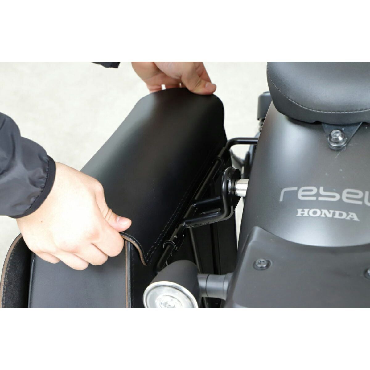 レブル 250/500 ハングステー付 左側レザーサドルバッグ (ダーク