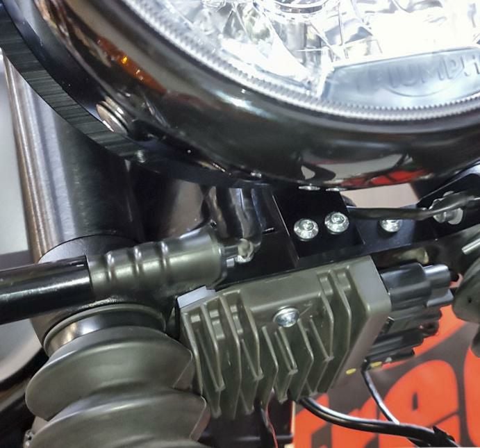 モトトリオ　ヘッドライトステー　ボンネビルt120 T100/T120 ヘッドライトステー＆レギュレーターブラケット シルバー