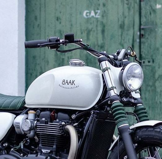 トライアンフ スラクストン1200 LSL バーハンドル スーパーバイク