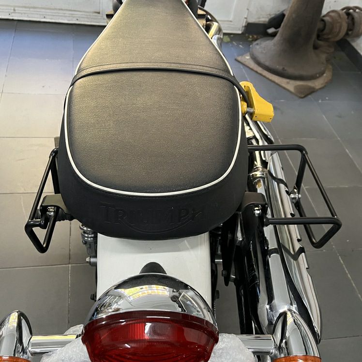 トライアンフ 空冷 スクランブラー サドルバッグ ステー サテンブラック 左右セット La Poderosa_1
