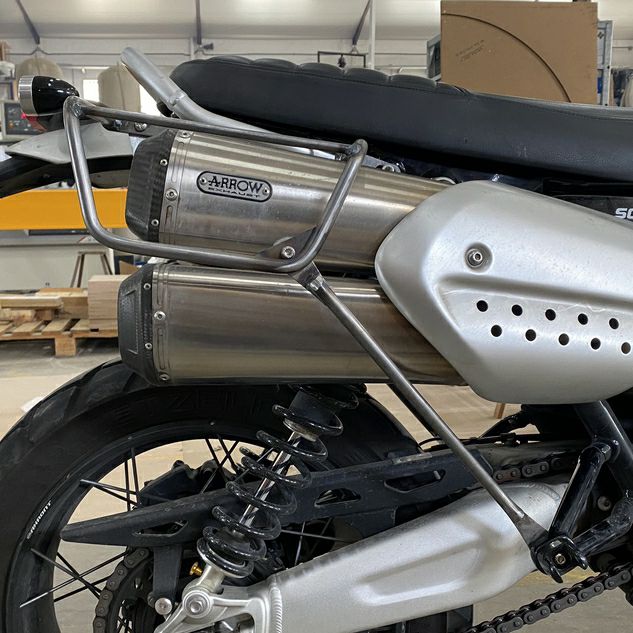 トライアンフ スクランブラー1200 サドルバッグ ステー サテンブラック 左右セット La Poderosa_1