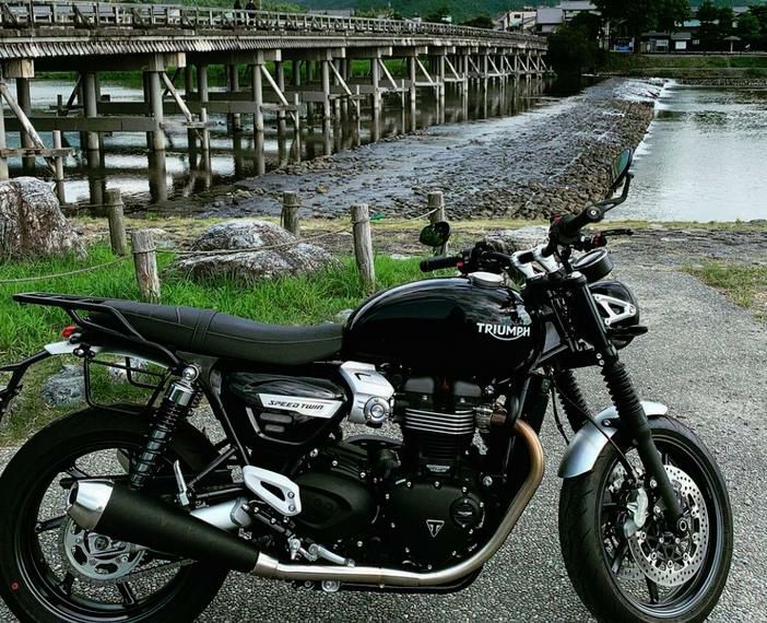 トライアンフ 水冷 スラクストン サドルバッグステー 左右 サテン