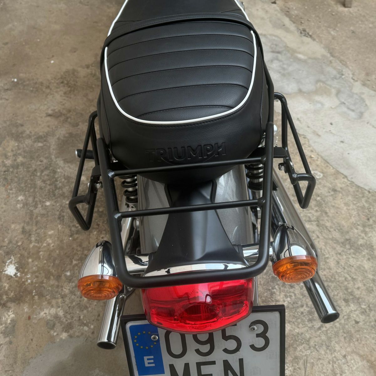 【新品 未使用】トライアンフ 水冷ボンネビルT100・T120 リアキャリア TRIUMPH（トライアンフ） 純正部品グレード：Triumph Bonneville