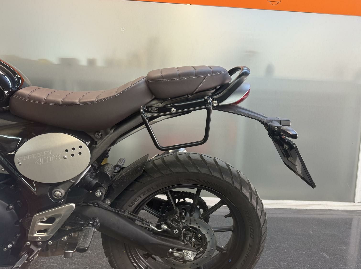 トライアンフ スクランブラー400X サドルバッグ ステー サテンブラック