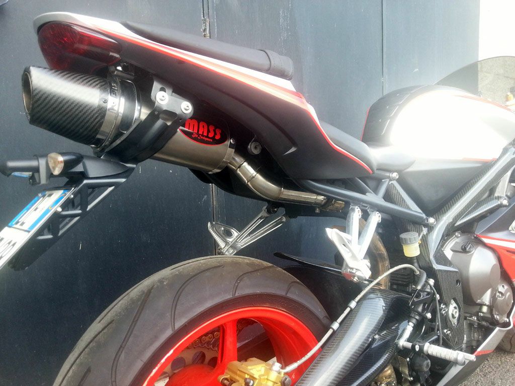 車検取立てトライアンフ　デイトナ675 バイク　カスタム　マフラー デイトナ675用サイド出しマフラーでパワーアップ&カッコよく！｜AxxL