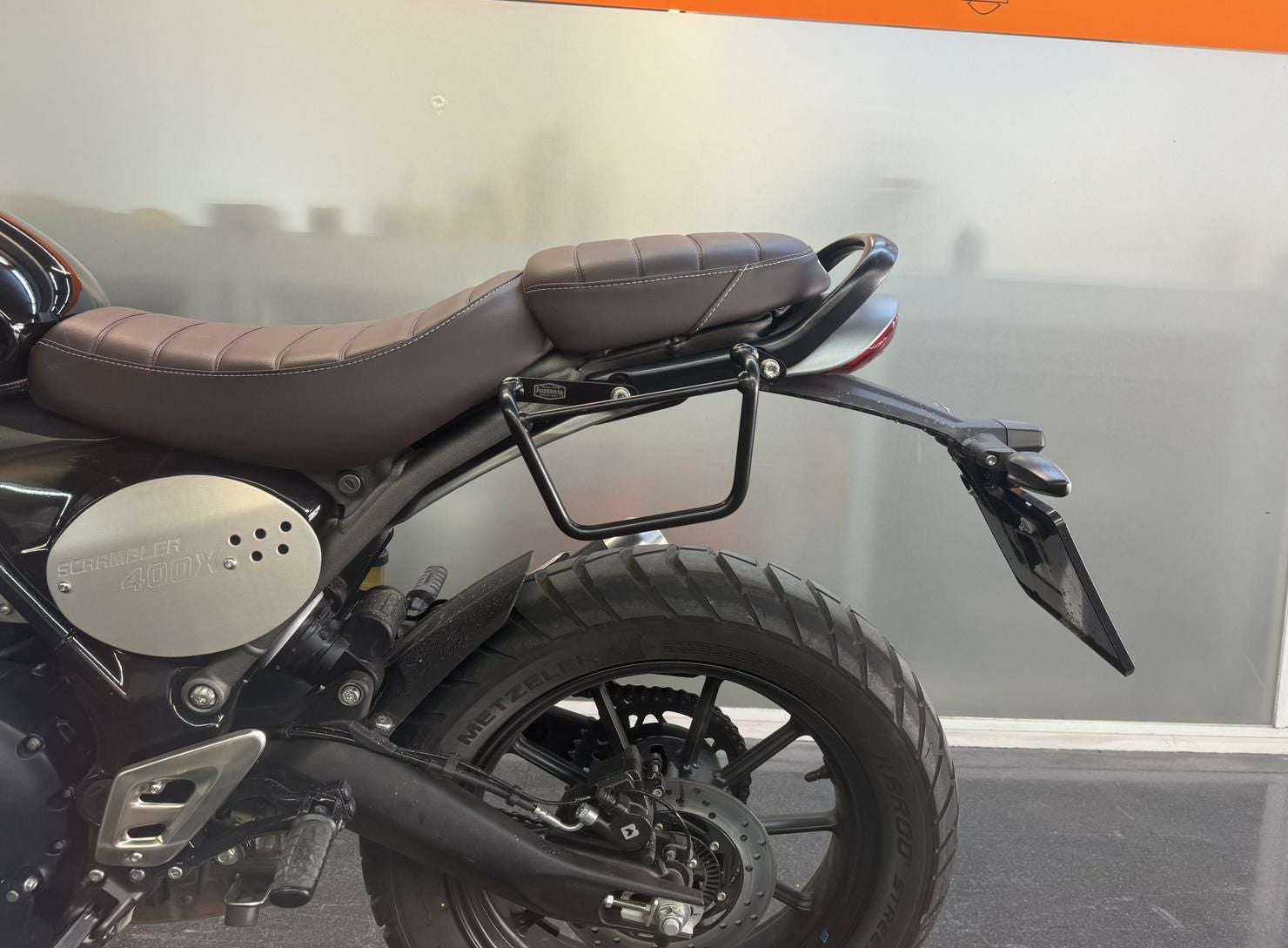 トライアンフ スクランブラー400X サドルバッグ ステー サテンブラック