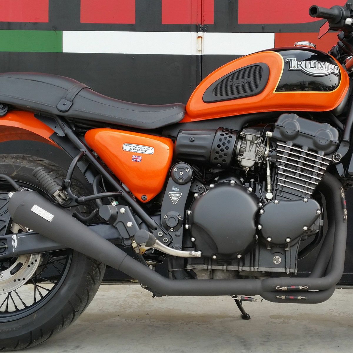 サンダーバード1600 マフラーヒートガード 左 トライアンフ(TRIUMPH) 純正 トライアンフ サイレンサーカバー コケキズ無し 【中古】 35 サンダーバード1600 マフラーヒートガード 左 トライアンフ(TRIUMPH