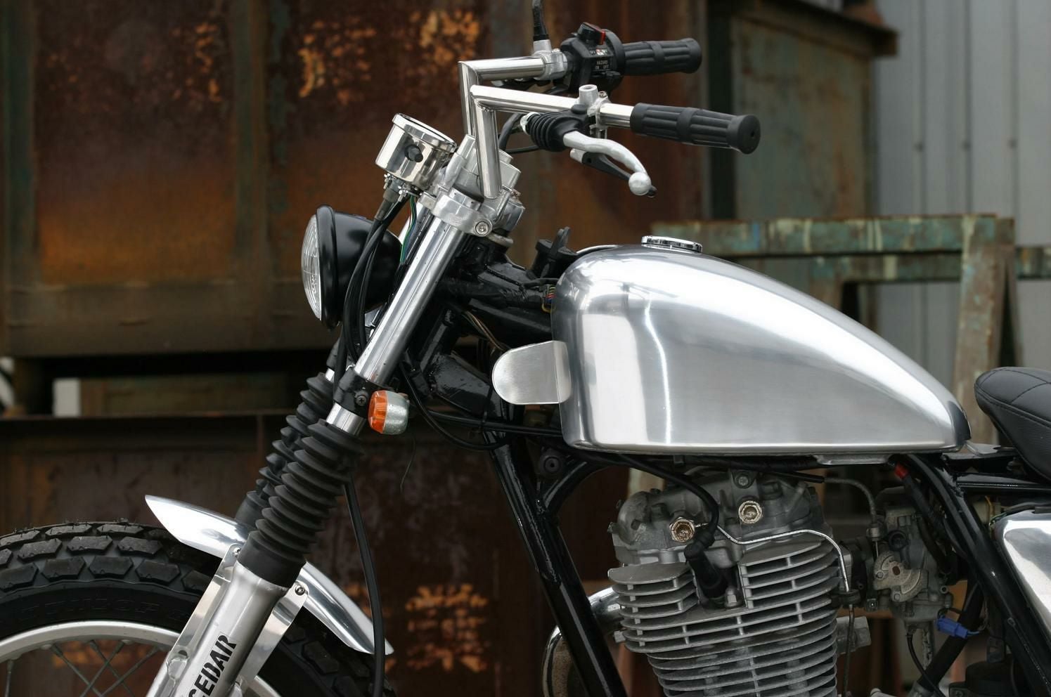 【比較的美品・最終値下げ】SR400 タンクなど一式set❗ SR400」最終限定車のタンクがミニチュアに！ 仕事中にも眺めていたい