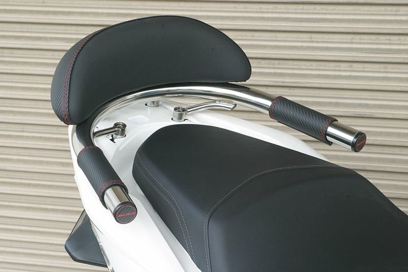 PCXタンデムバー Tandem bar installation and review for the 2021 PCX - YouTube