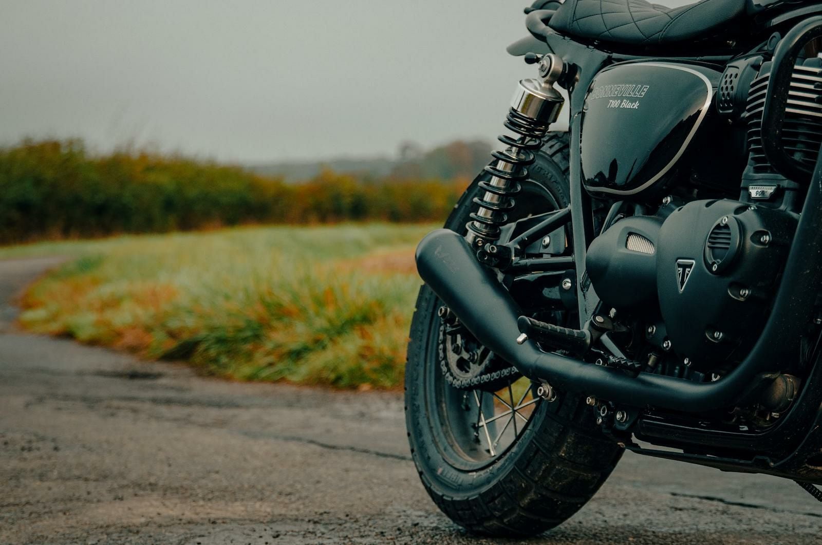 トライアンフ ボンネビル T100 16～ スリップオンマフラー ブラッシュ