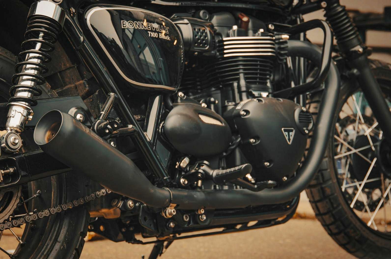トライアンフ ボンネビル T120 16～ スリップオンマフラー ブラッシュ