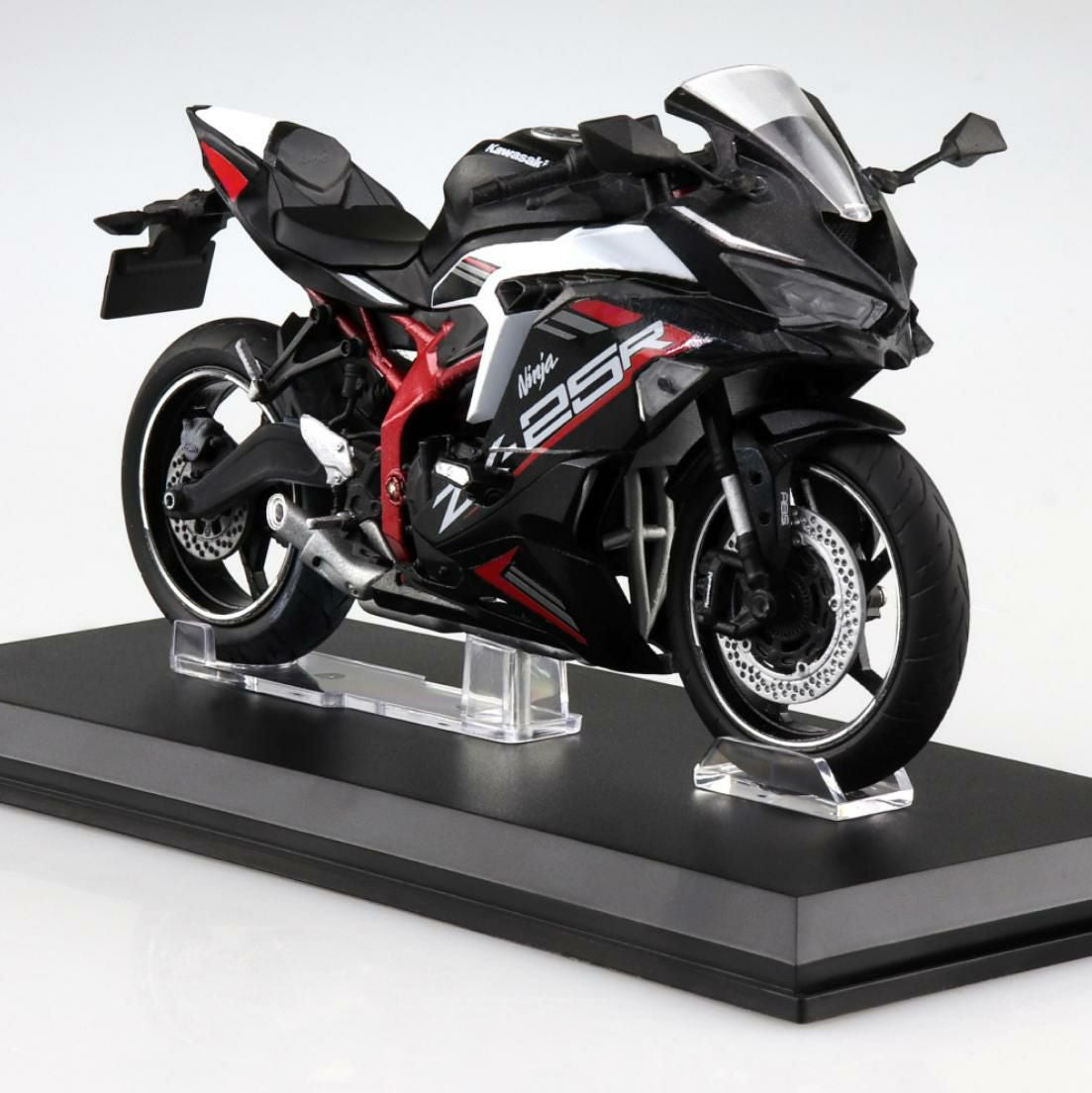 1/12 カワサキ ZX25R ブラック／レッドフレーム 完成車モデル アオシマ