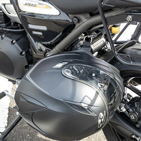 トライアンフ スピード400/スクランブラー400X ヘルメットロック