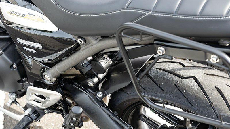 トライアンフ スピード400/スクランブラー400X ヘルメットロック